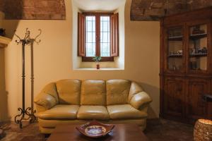 a living room with a leather couch and a table at Al Casolare in Ofena
