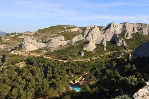 an aerial view of a mountain with trees and a river at Camping de la Vallée Heureuse in Orgon
