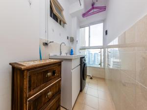 a bathroom with a sink and a shower at Kunming Annie Apartment 3201-100 meters From Metro Line 2 exit of Chuanxingulou in Kunming