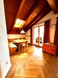 a large room with a table and a desk at Ferienwohnung Mahlert im Haus Sonnenschein in Reit im Winkl