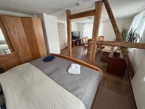 a bedroom with a bed and a dining room at Ferienwohnung Lippmann in Großhartmannsdorf