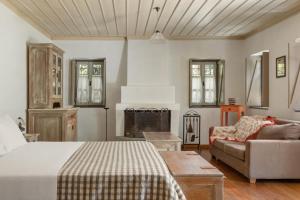 a bedroom with a bed and a couch and a fireplace at Avragonio in Papingo