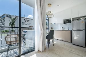 a kitchen and dining room with a washer and dryer at Palmetto Park Residence in Karon Beach