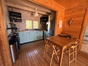 a kitchen with a table and chairs in a cabin at Casa na Colina in Almancil