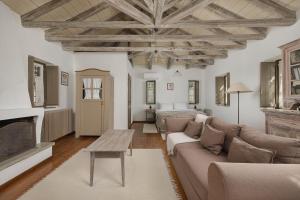 a living room with a couch and a fireplace at Avragonio in Papingo