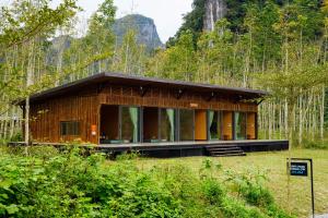 a house in the middle of a field at Blue Diamond Retreat in Vực Trô