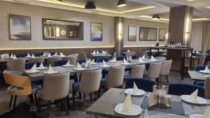a dining room filled with tables and chairs at Apartman Aska - Residence Hill in Kopaonik