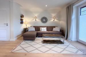 a living room with a couch and a table at Engels Hüs in Tinnum