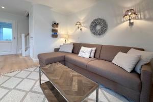 a living room with a couch and a coffee table at Engels Hüs in Tinnum