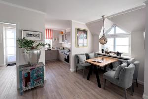 a kitchen and dining room with a table and chairs at Wohnung 9 in Westerland