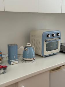 a microwave and a toaster on a kitchen counter at Casa Cinque in Positano