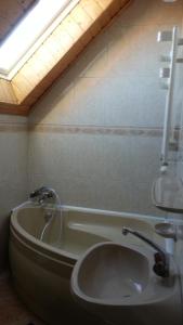 Kúpeľňa v ubytovaní Csokonai guesthouse + 21 fotografií