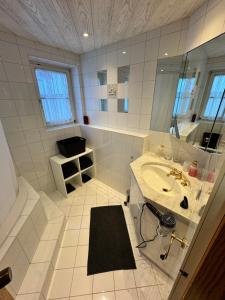 a white bathroom with a sink and a mirror at Oberalm Apartment Gemütliche 2 Zimmer Wohnung in Oberalm