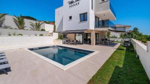 Gallery image of Villa Bura with pool and sauna in Barbat na Rabu