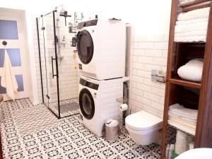 a bathroom with a washing machine and a toilet at Bed and Breakfast in Old Town in Naujoji Akmenė