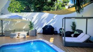 a backyard with a swimming pool and a tent at Solano Apartamentos in Boca Chica
