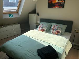 a bedroom with a bed with blue sheets and pillows at Minimalist apartment - Lier center in Lier