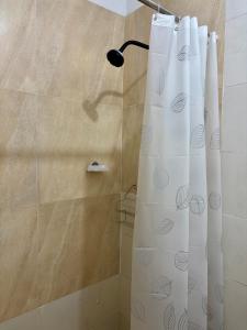 a shower with a shower curtain in a bathroom at Apartamento no Centro in Manaus