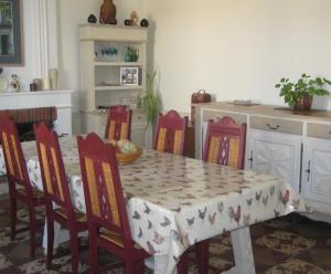 una cocina con una mesa con sillas rojas y una mesa. en Chambre d'Hôtes Oiron, Deux Sevres - not near Taize, Burgundy, en Oiron