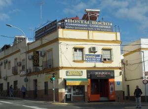 ein Gebäude an der Ecke einer Straße in der Unterkunft Hostal Rocio in Sanlúcar la Mayor