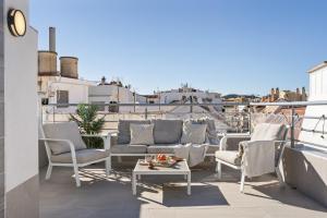 a patio with chairs and a table on a balcony at Fuengirola I in Fuengirola