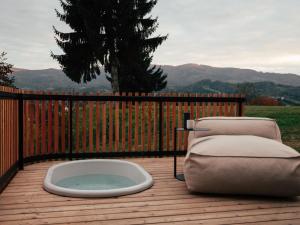 a hot tub sitting on top of a wooden deck at Hapfn Tiny Houses mit Hot Tub in Eibiswald