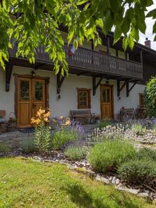 a house with a garden in front of it at Osada Jeździecka Bata in Mirsk