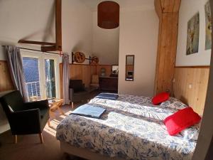 a bedroom with a bed with red pillows on it at Hoeve Op Vollenhof in Wezep