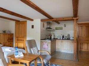 a kitchen and living room with a table and chairs at Osada Jeździecka Bata in Mirsk