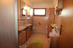 a bathroom with two sinks and a bath tub at Biosphärenzimmer Bad Urach in Bad Urach