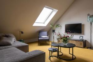 a living room with a couch and a tv at B&B Reveille in Kleve