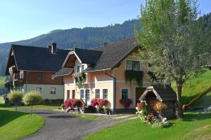 a house on a hill with a driveway at Hintereggerhof in Pruggern