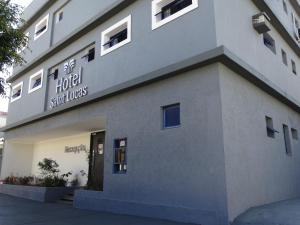 a building with a sign that reads the hotel sun universe at Hotel Saint Lucas in São Paulo