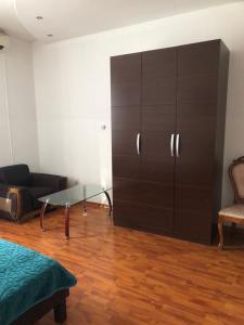 ein großer brauner Schrank in einem Wohnzimmer in der Unterkunft Yan Hotel Erevan in Yerevan