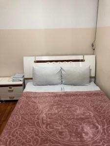 ein Schlafzimmer mit einem großen Bett und einem roten Teppich in der Unterkunft Yan Hotel Erevan in Yerevan