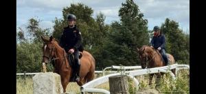 zwei Männer reiten auf Pferden auf einem Feld in der Unterkunft Belstane Manor in Carluke