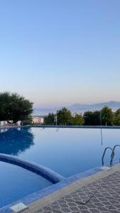 a large swimming pool with blue water at Studio moderne soleil piscine wifi à cabonegro in Tétouan