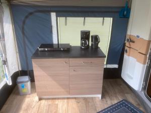 a kitchen in an rv with a coffee maker at Mietwohnwagen S1 am Flussufer in Wienhausen