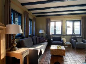 a living room with a couch and a table at Maltes Hüs in Braderup