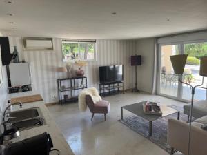 a living room with a couch and a table at Atidos vakantie appartementen in Ontinyent