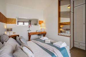 a living room with a couch and a mirror at Aquaemaris Apartment in La Maddalena