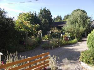um jardim com uma cerca de madeira e algumas plantas em Ty Kena em Saint-Gilles-du-Vieux-Marché