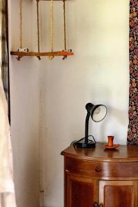 a lamp sitting on top of a wooden table at Hostal El Bohío in Palomino