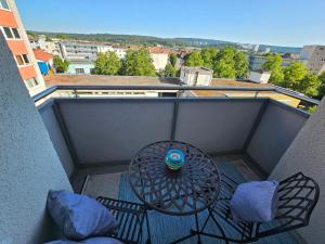 a balcony with a table and chairs on a balcony at Deluxapartment in Kaiserslautern