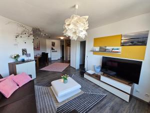 a living room with a flat screen tv and a living room at Deluxapartment in Kaiserslautern