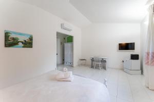 a white room with a bed and a table at Charme in Solèminis