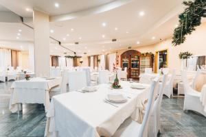 a dining room with white tables and white chairs at Charme in Solèminis