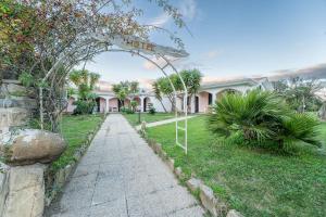 an archway in front of a house with a yard at Charme in Solèminis