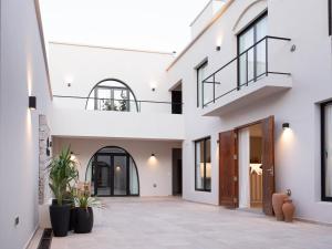 an empty courtyard of a house with plants at Casa Bora Hotel Boutique in San Antonio de Areco