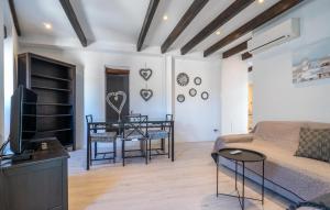 a living room with a couch and a table with chairs at Can Roses in Moscari